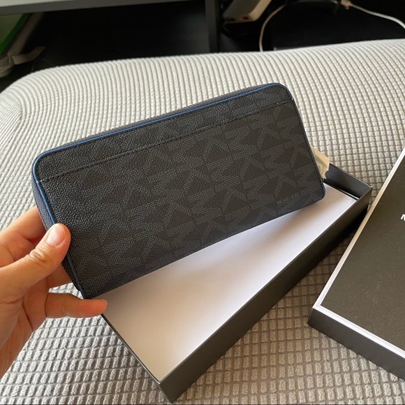 Michael Kors Mens Jet Set Travel PVC Zip Around Long Wallet - Picture 3 of 6